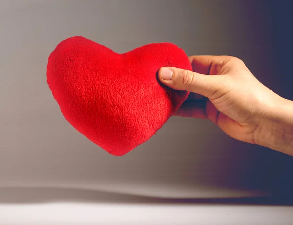 Vintage mirada corazón de felpa roja . — Foto de Stock