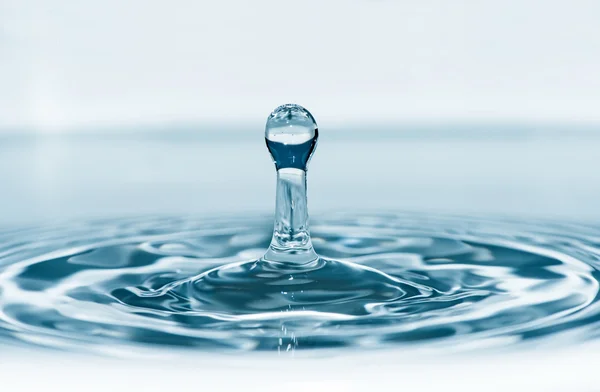 Gota en el agua —  Fotos de Stock