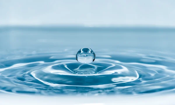 Droppa i vatten — Stockfoto