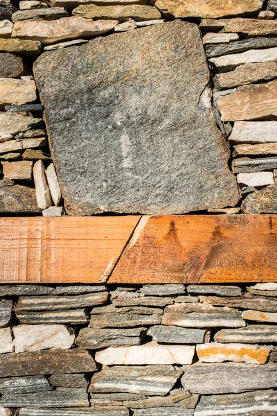 Mauer aus Steinen. Sonnenlicht — Stockfoto