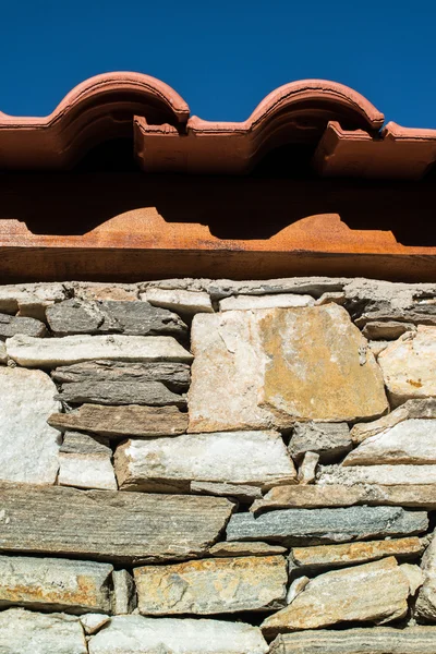 Pared construida con piedras. Luz solar —  Fotos de Stock