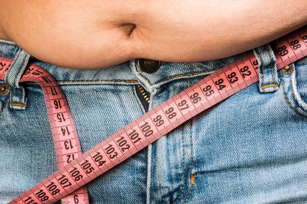 Kadın gösteren fat belly — Stok fotoğraf