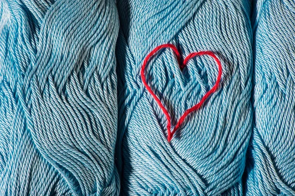 Gestricktes rotes Herz auf blau — Stockfoto