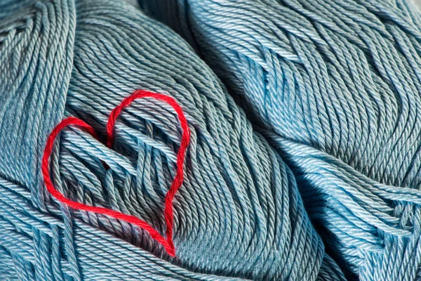 Coração vermelho de malha em azul — Fotografia de Stock