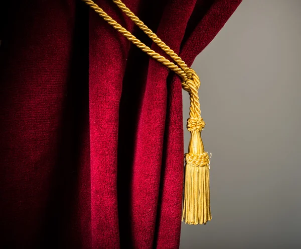 Червона оксамитова завіса з маестрою — стокове фото