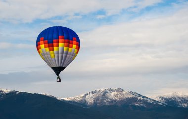 mavi gökyüzünde çok renkli balon