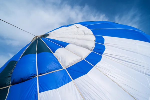 Голубой огонек в голубом небе — стоковое фото
