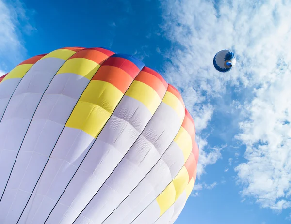 Многоцветный воздушный шар в голубом небе — стоковое фото
