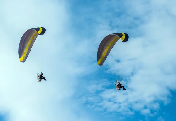 Skärmflygning flyga på blå himmel — Stockfoto