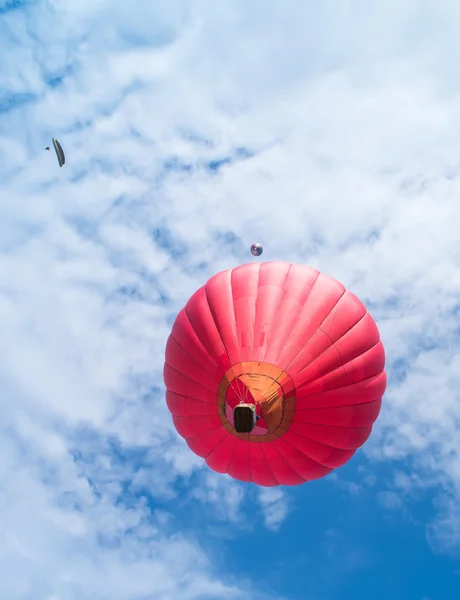 蓝色天空中的红色气球 — 图库照片