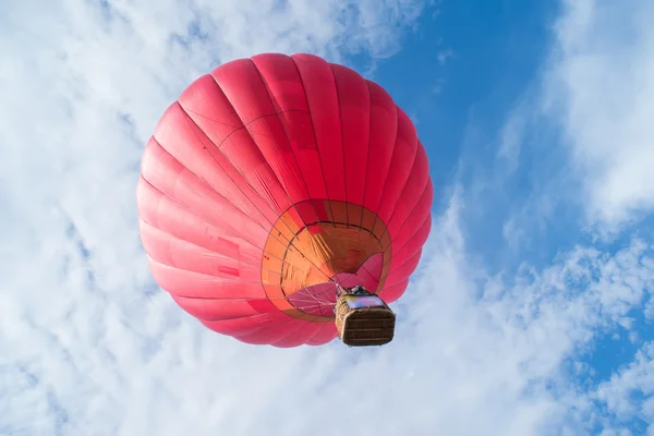 Červený balón na modré obloze — Stock fotografie