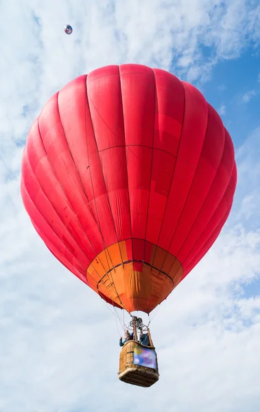 Červený balón na modré obloze — Stock fotografie