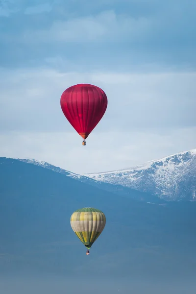 Rode ballon in de blauwe lucht — Stockfoto