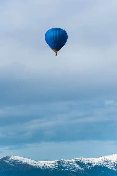 Blauwe ballon in de blauwe hemel — Stockfoto