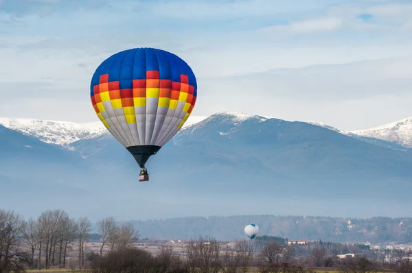 Ballon multicolore dans le ciel bleu — Photo