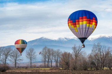 mavi gökyüzünde çok renkli balon
