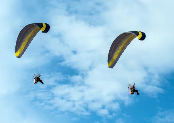 Yamaç paraşütü anında mavi gökyüzü — Stok fotoğraf