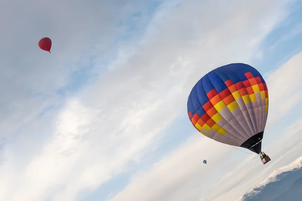 Многоцветный воздушный шар в голубом небе — стоковое фото