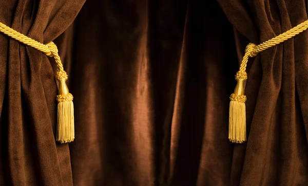 kahverengi tiyatro perdesi