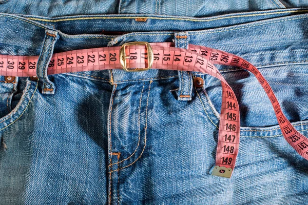 Kot pantolon ve santimetre — Stok fotoğraf