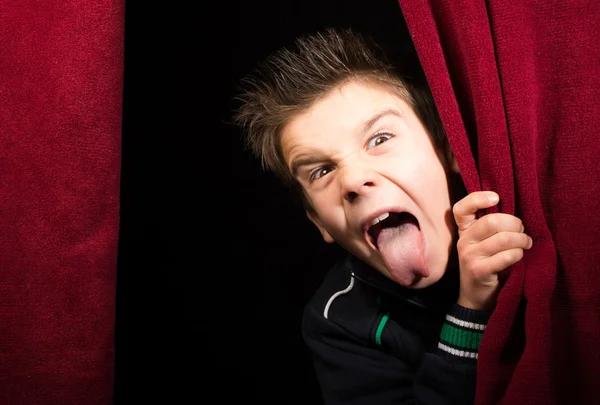 El niño saca su lengua — Foto de Stock