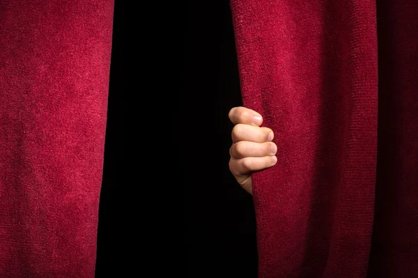Mão aparecendo sob a cortina . — Fotografia de Stock