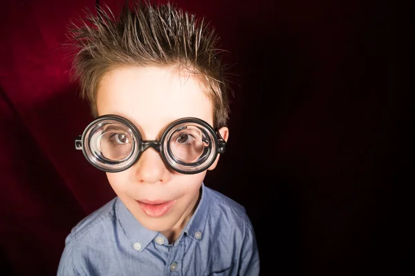 Criança com óculos grandes — Fotografia de Stock