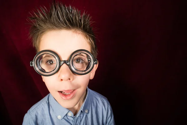 Niño con gafas grandes — Foto de Stock