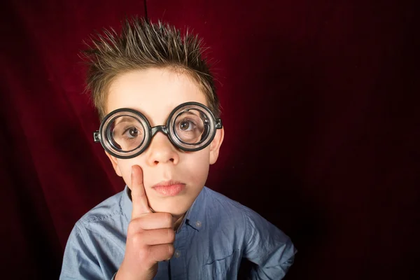 Niño con gafas grandes — Foto de Stock