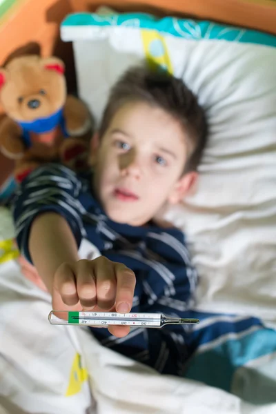 Enfant malade au lit avec ours en peluche — Photo