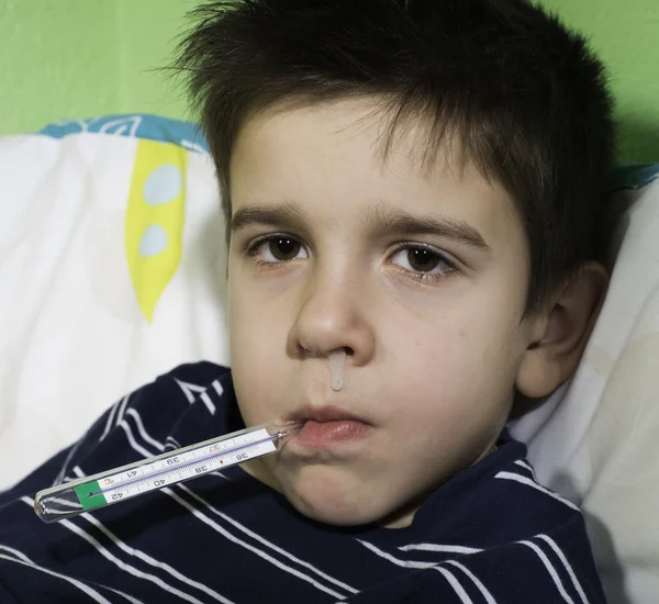 Sick child in bed. — Stock Photo, Image