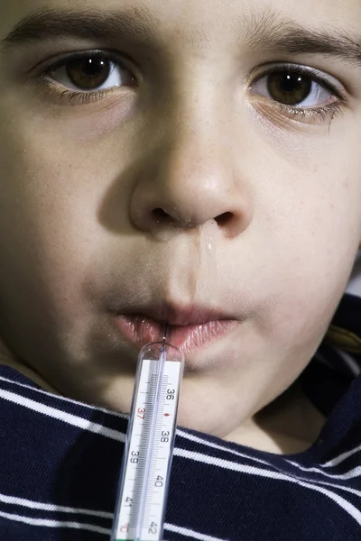 ベッドの中で病気の子供. — ストック写真