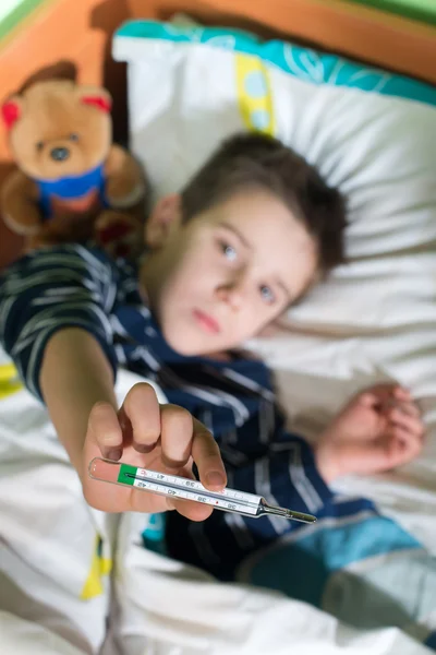 Enfant malade au lit avec ours en peluche — Photo