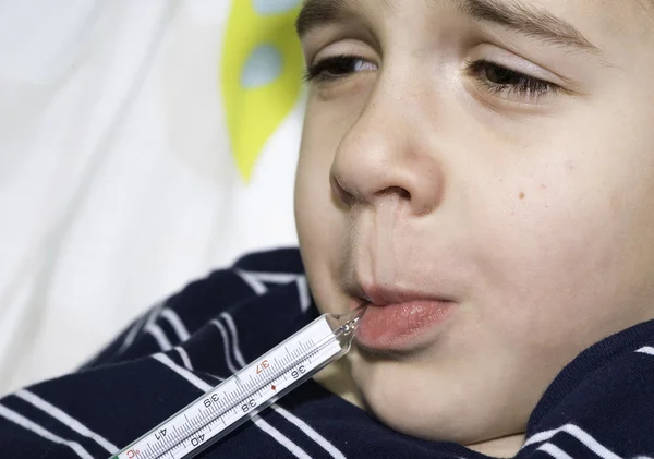 Sick child in bed. — Stock Photo, Image