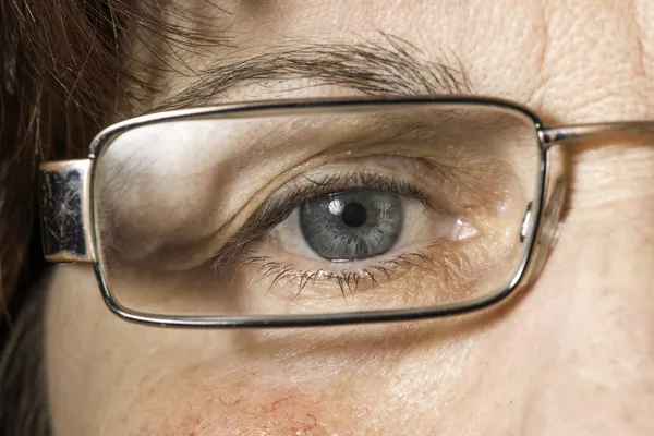 Cerca de las mujeres de edad ojo y gafas — Foto de Stock