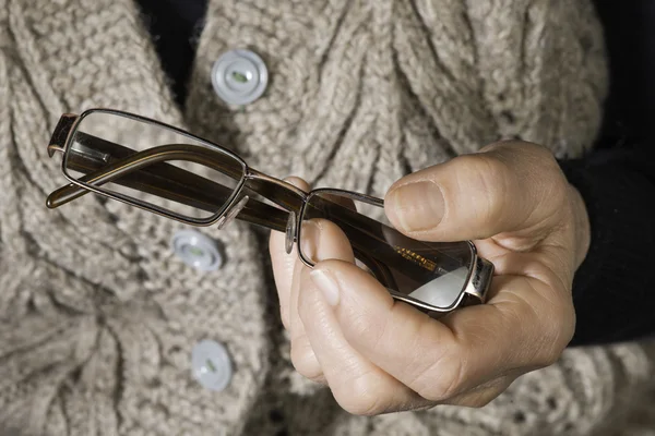 Mulheres mão segurar óculos — Fotografia de Stock
