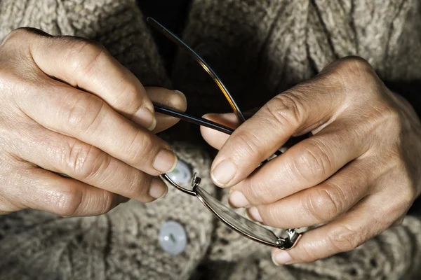 Gözlüklü kadın el ele tutuşur — Stok fotoğraf