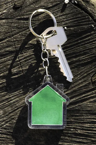 Schlüsselanhänger in Form eines Hauses — Stockfoto