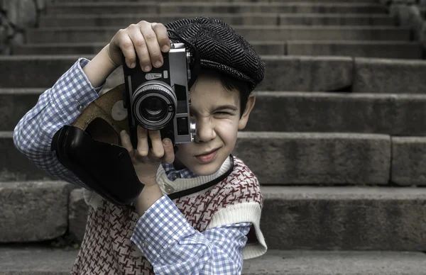 Παιδί με το εκλεκτής ποιότητας φωτογραφική μηχανή — Φωτογραφία Αρχείου