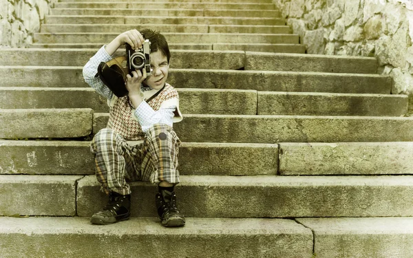 Enfant avec caméra vintage — Photo