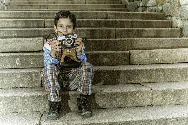 Criança com câmera vintage — Fotografia de Stock