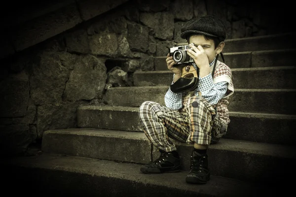Kind mit Oldtimer-Kamera — Stockfoto