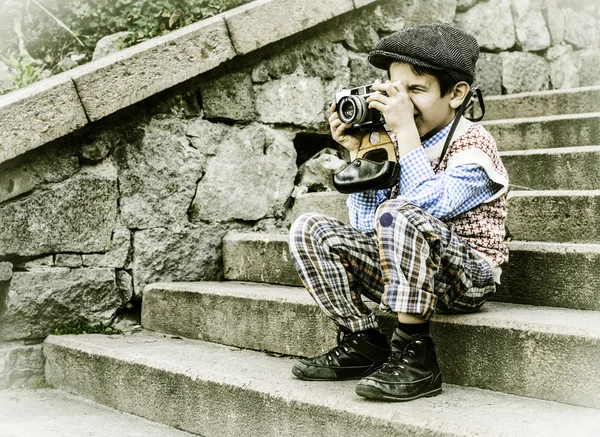 Barn med vintage kamera — Stockfoto