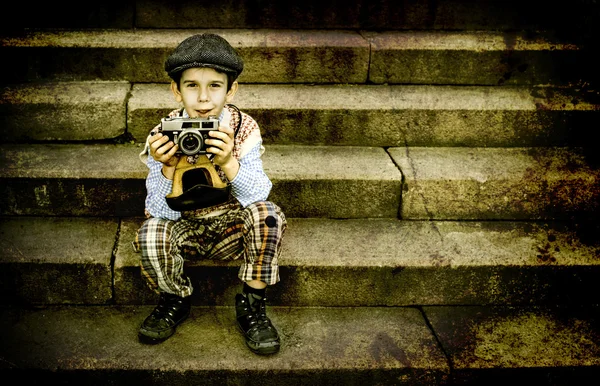 Niño con cámara vintage — Foto de Stock