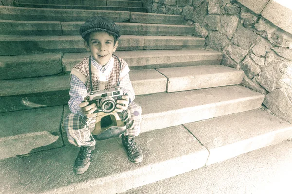 Niño con cámara vintage —  Fotos de Stock
