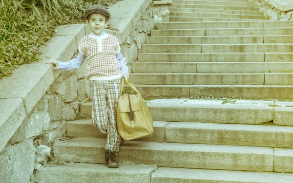 Escaleras exteriores y niño con bolso vintage — Foto de Stock