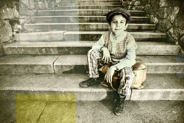 Escaleras exteriores y niño con bolso vintage — Foto de Stock