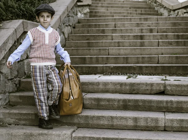 Escaleras exteriores y niño con bolso vintage —  Fotos de Stock