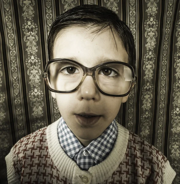 Χαμογελαστό παιδί με τα γυαλιά στο vintage ρούχα — Φωτογραφία Αρχείου