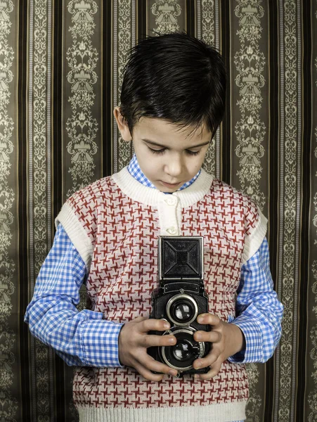 Дитина фотографує з вінтажним фотоапаратом — стокове фото